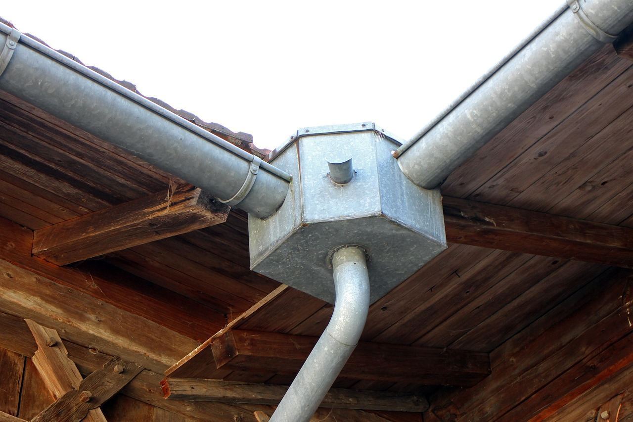 Artisan Couvreur Chelles 77 M.violet en intervention sur une toiture